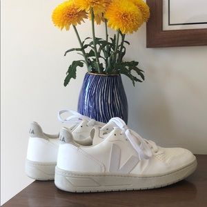 LIKE NEW: VEJA Vegan Leather V-10 - sz US6/EUR37